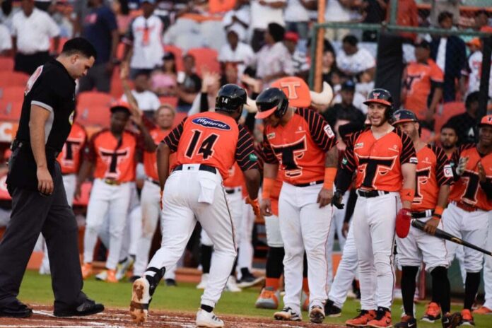 Toros siguen firmes en segundo tras paliza a las Águilas