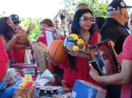 Yeni Berenice Reynoso lleva alegría navideña a niños de Villa Isabela con entrega de juguetes