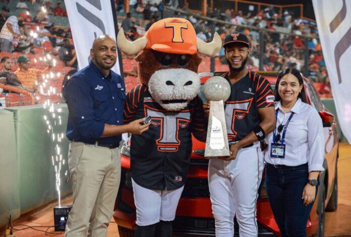 Bryan de la Cruz recibe yipeta JAC JS6 por premio al Jugador Más Valioso