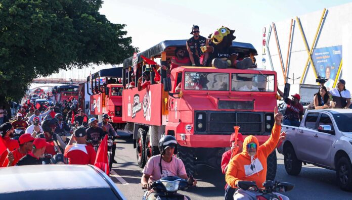 Con caravana triunfal, escogidistas celebran corona 18 en las calles de la capital