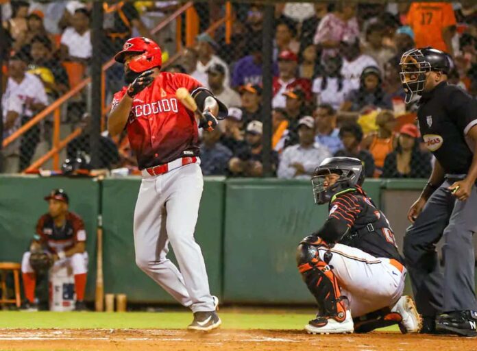 Yamaico Navarro y Junior Lake remolcan cinco para colocar 2-0 al Escogido en la final