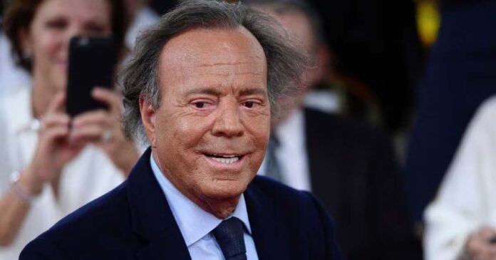 Julio Iglesias dice que todo se va a aclarar y su entorno cercano niega los hechos