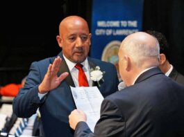 Brian DePeña se juramenta como alcalde de Lawrence por segunda ocasión