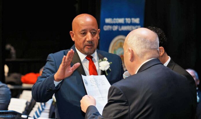 Brian DePeña se juramenta como alcalde de Lawrence por segunda ocasión