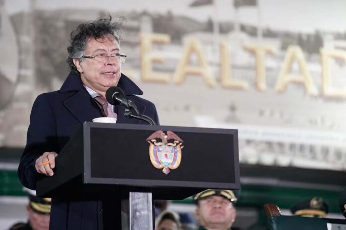 Petro llama a los colombianos a las calles para la defensa de