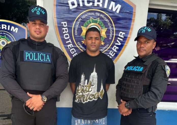 Policía recibe entrega voluntaria de hombre vinculado a hecho delictivo ocurrido en el municipio Quisqueya