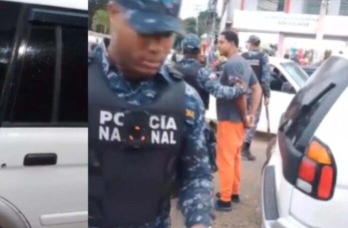 Tirotean vehículo de subdirectora del CCR Rafey y chofer del transporte público resulta gravemente herido