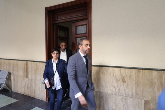 Antonio Espaillat y Maribel Espaillat llegan a la sala de audiencias para conocer solicitud de contra peritaje