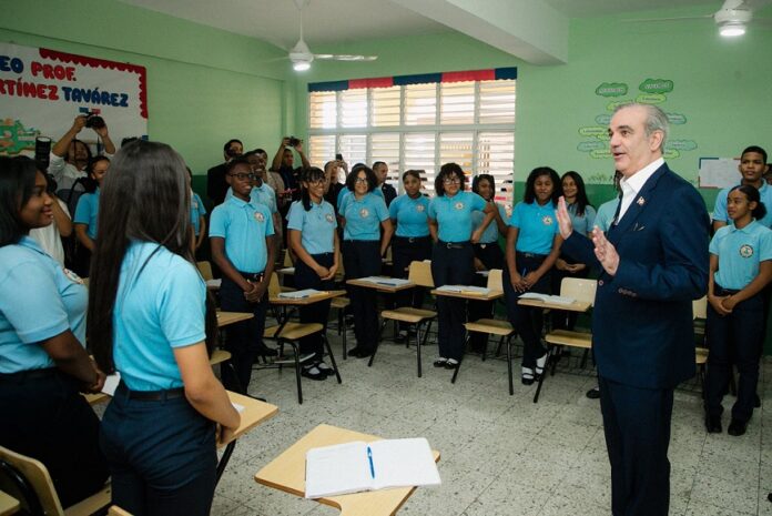 Abinader imparte clase de Educación Moral, Cívica y Ética Ciudadana estudiantes de 5to grado del Liceo Germán Martínez
