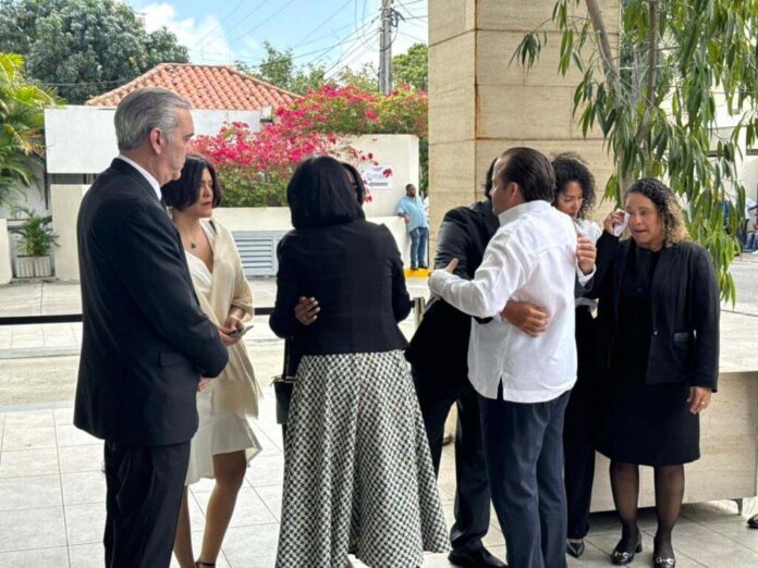 Abinader acude a velatorio de Alburquerque; reconoce su rol como asesor del Estado