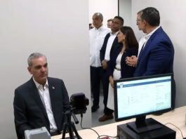 Abinader recibe el primer pasaporte electrónico