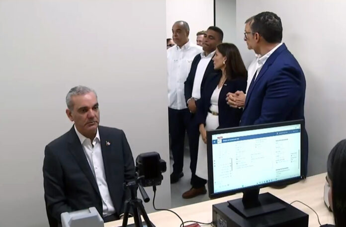 Abinader recibe el primer pasaporte electrónico