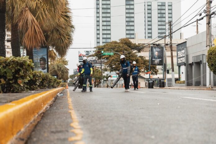 Alcaldía del Distrito Nacional limpia zonas de celebraciones de Año Nuevo