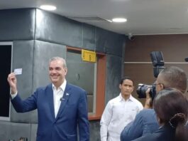 Abinader recibe su nueva cédula de identidad y electoral