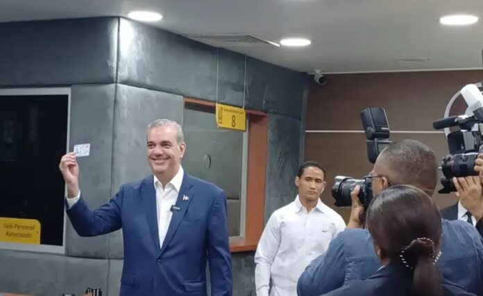 Abinader recibe su nueva cédula de identidad y electoral