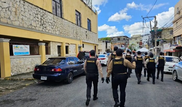 DNCD interviene Manganagua; arresta 13 personas y ocupa drogas