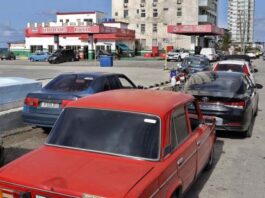 Largas filas para cargar gasolina en Cuba, que acusa a Trump de "asfixiar" su economía