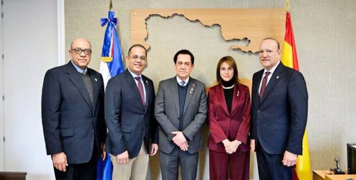FITUR 2026: Alcalde Ulises Rodríguez se reúne con el embajador Tony Raful en Madrid