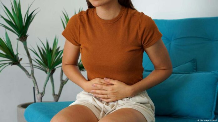 ¿Por qué mujeres sufren más dolor intestinal que hombres?