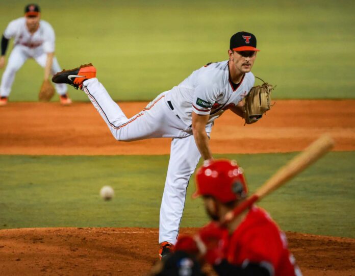 Justin Courtney y relevo Toros guían triunfo sobre Leones