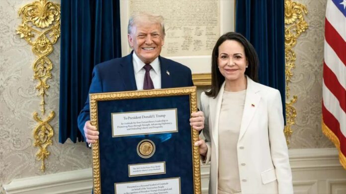 María Corina Machado entregó a Trump la medalla del Nobel enmarcada como