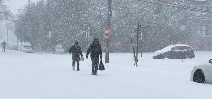 Nueva York arropado de hielo y nieve; continúa frío ártico y se reportan cinco muertos