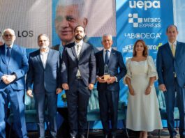 Presidente del Senado, Ricardo de los Santos, recibe reconocimiento de ADOTURD por su apoyo al deporte dominicano