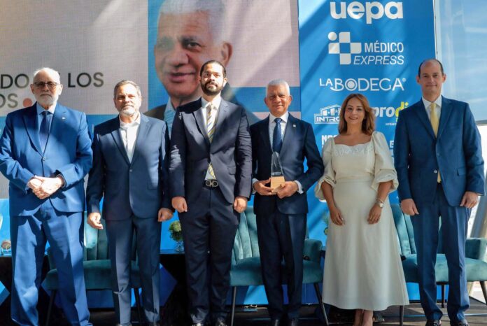 Presidente del Senado, Ricardo de los Santos, recibe reconocimiento de ADOTURD por su apoyo al deporte dominicano