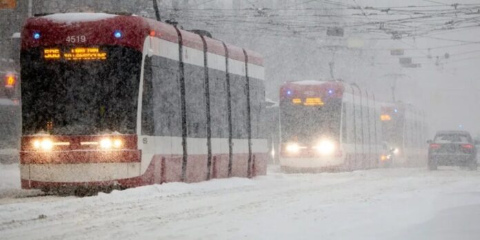 Toronto, la mayor ciudad de Canadá, paralizada por la caída de 60 centímetros de nieve