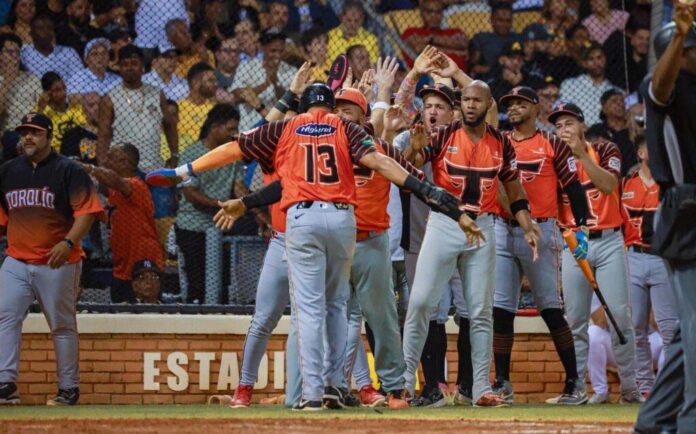Toros blanquean a las Águilas y quedan solos en segundo lugar