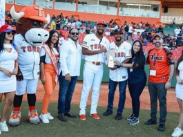 LIDOM y Juancito Sport entregan a Eloy Jiménez el premio JugadorMás Valioso del Round Robin