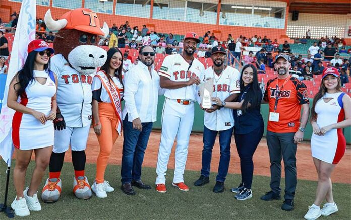 LIDOM y Juancito Sport entregan a Eloy Jiménez el premio JugadorMás Valioso del Round Robin