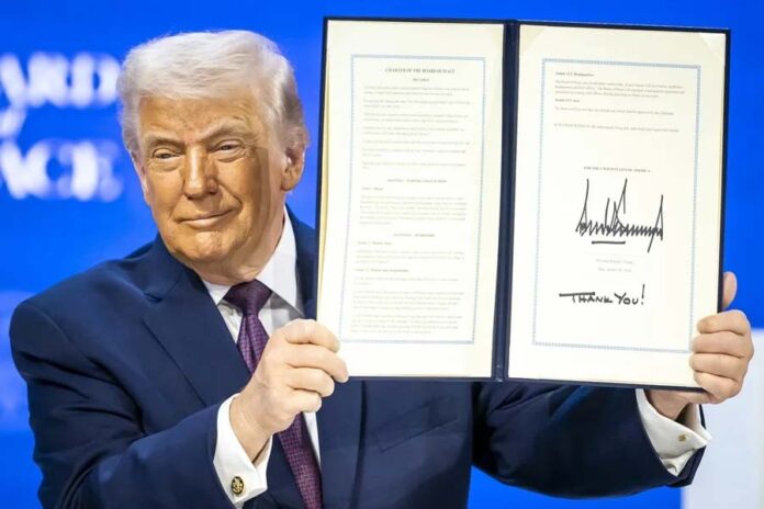 Trump firma en Davos el acta de constitución de la Junta de Paz que promueve