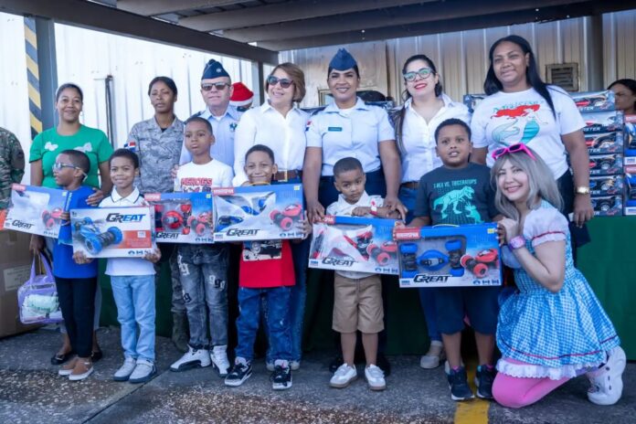 Fuerza Aérea celebra el Día de los Reyes con miles de niños