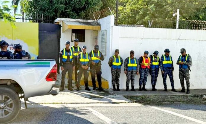 Ambiente en la Embajada de Venezuela en RD: permanece con puertas cerradas