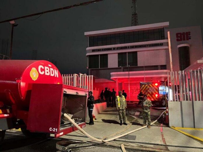 Conato de incendio obliga a evacuar sede del 9-1-1 en la Zona Metropolitana; operaciones continúan desde Santiago
