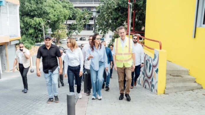 Ito Bisonó supervisa trabajos en la calle del Sol en Santiago por instrucción del presidente