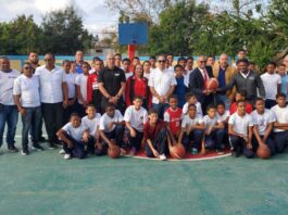 Inefi realiza intensa jornada de clínicas deportivas en Santo Domingo y Santiago Santo Domingo.– El Instituto Nacional de Educación Física (Inefi), con su innovador programa “Recreándome con Inefi”, llevó a cabo esta semana una intensa y exitosa jornada de clínicas deportivas en Santo Domingo y Santiago de los Caballeros. En la ciudad capital, los centros educativos beneficiados fueron las escuelas Fidel Ferrer y Víctor Estrella Liz, ambas en el Ensanche La Fe; el Liceo Experimental de la Universidad Autónoma de Santo Domingo (UASD) y el Politécnico Hermanas Mirabal. Durante las jornadas se impartieron clínicas de ajedrez, baloncesto, bádminton, boliche, boxeo, judo, karate, tenis (de campo y de mesa) y voleibol, bajo las orientaciones de destacados deportistas en cada una de estas disciplinas. En el Liceo Experimental Hugo Tolentino Dipp-UASD participaron atletas de la Liga Universitaria de Taekwondo de la Universidad Autónoma de Santo Domingo, dirigida por la medallista panamericana Mayerlin Mejía, quien inspiró a los jóvenes con su ejemplo y experiencia. Santiago también se suma al impulso del deporte escolar Mientras que en Santiago, específicamente en la Escuela Genaro Pérez del sector El Ensueño, el Inefi llevó a cabo una clínica de baloncesto, reafirmando su compromiso con el fortalecimiento del deporte escolar en todo el país. La jornada formativa estuvo dirigida por los destacados entrenadores Ruddy Martínez y Víctor Peña, quienes compartieron con los estudiantes técnicas fundamentales del baloncesto, ejercicios prácticos y valiosas orientaciones sobre disciplina, trabajo en equipo y valores deportivos. El Inefi participó con una amplia delegación encabezada por el coordinador regional Norte, Ruperto Ruck, y el profesor Rafael Cuello, quienes acompañaron de cerca el desarrollo de la actividad. En representación de la institución, Ruck destacó el amplio y ambicioso proyecto que ejecuta el Inefi a nivel nacional, siguiendo las directrices del presidente de la República, Luis Abinader, y bajo el liderazgo del director ejecutivo del Inefi, Alberto Rodríguez Mella. Durante su intervención, explicó que estas clínicas forman parte de un plan estratégico orientado a masificar el deporte escolar, detectar nuevos talentos y fomentar hábitos saludables en la población estudiantil, impactando de manera positiva la formación integral de niños y jóvenes. De su lado, los ejecutivos del Ministerio de Educación expresaron palabras de agradecimiento por la iniciativa, resaltando el impacto que estas acciones tienen en la comunidad educativa. Las palabras de gratitud estuvieron a cargo del director distrital Richard Báez, la subdirectora distrital Wendy Liriano, el técnico asistente del director Lorenzo Burgos y el técnico distrital Henry Luzón, quienes valoraron el respaldo continuo del Inefi a los centros educativos de la región. Las actividades se desarrollaron en un ambiente de entusiasmo y participación activa por parte de los estudiantes, quienes demostraron gran interés y motivación durante cada dinámica realizada. Con este tipo de acciones, el Inefi continúa consolidando su misión de promover el proceso del deporte como herramienta de transformación social, además de fortalecer la educación física en cada rincón de la República Dominicana.