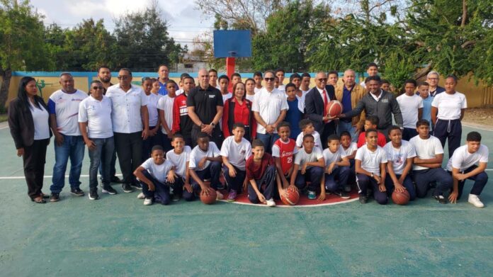 Inefi realiza intensa jornada de clínicas deportivas en Santo Domingo y Santiago Santo Domingo.– El Instituto Nacional de Educación Física (Inefi), con su innovador programa “Recreándome con Inefi”, llevó a cabo esta semana una intensa y exitosa jornada de clínicas deportivas en Santo Domingo y Santiago de los Caballeros. En la ciudad capital, los centros educativos beneficiados fueron las escuelas Fidel Ferrer y Víctor Estrella Liz, ambas en el Ensanche La Fe; el Liceo Experimental de la Universidad Autónoma de Santo Domingo (UASD) y el Politécnico Hermanas Mirabal. Durante las jornadas se impartieron clínicas de ajedrez, baloncesto, bádminton, boliche, boxeo, judo, karate, tenis (de campo y de mesa) y voleibol, bajo las orientaciones de destacados deportistas en cada una de estas disciplinas. En el Liceo Experimental Hugo Tolentino Dipp-UASD participaron atletas de la Liga Universitaria de Taekwondo de la Universidad Autónoma de Santo Domingo, dirigida por la medallista panamericana Mayerlin Mejía, quien inspiró a los jóvenes con su ejemplo y experiencia. Santiago también se suma al impulso del deporte escolar Mientras que en Santiago, específicamente en la Escuela Genaro Pérez del sector El Ensueño, el Inefi llevó a cabo una clínica de baloncesto, reafirmando su compromiso con el fortalecimiento del deporte escolar en todo el país. La jornada formativa estuvo dirigida por los destacados entrenadores Ruddy Martínez y Víctor Peña, quienes compartieron con los estudiantes técnicas fundamentales del baloncesto, ejercicios prácticos y valiosas orientaciones sobre disciplina, trabajo en equipo y valores deportivos. El Inefi participó con una amplia delegación encabezada por el coordinador regional Norte, Ruperto Ruck, y el profesor Rafael Cuello, quienes acompañaron de cerca el desarrollo de la actividad. En representación de la institución, Ruck destacó el amplio y ambicioso proyecto que ejecuta el Inefi a nivel nacional, siguiendo las directrices del presidente de la República, Luis Abinader, y bajo el liderazgo del director ejecutivo del Inefi, Alberto Rodríguez Mella. Durante su intervención, explicó que estas clínicas forman parte de un plan estratégico orientado a masificar el deporte escolar, detectar nuevos talentos y fomentar hábitos saludables en la población estudiantil, impactando de manera positiva la formación integral de niños y jóvenes. De su lado, los ejecutivos del Ministerio de Educación expresaron palabras de agradecimiento por la iniciativa, resaltando el impacto que estas acciones tienen en la comunidad educativa. Las palabras de gratitud estuvieron a cargo del director distrital Richard Báez, la subdirectora distrital Wendy Liriano, el técnico asistente del director Lorenzo Burgos y el técnico distrital Henry Luzón, quienes valoraron el respaldo continuo del Inefi a los centros educativos de la región. Las actividades se desarrollaron en un ambiente de entusiasmo y participación activa por parte de los estudiantes, quienes demostraron gran interés y motivación durante cada dinámica realizada. Con este tipo de acciones, el Inefi continúa consolidando su misión de promover el proceso del deporte como herramienta de transformación social, además de fortalecer la educación física en cada rincón de la República Dominicana.