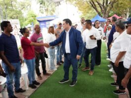 Ministro de Industria y Comercio respalda a mipymes en la Feria del Tomate en Azua
