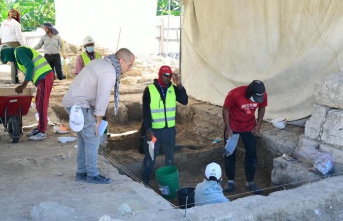Hallan cuatro osamentas en excavaciones para ubicar restos del cacique Enriquillo en Azua