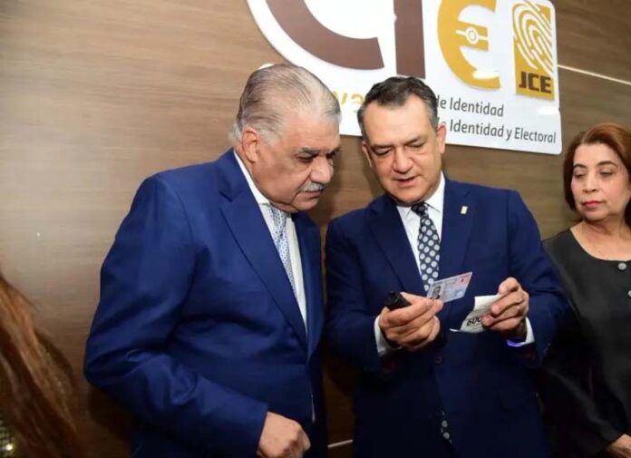 Vargas recibe la nueva cédula y afirma que la oposición deberá unirse para ganar en 2028