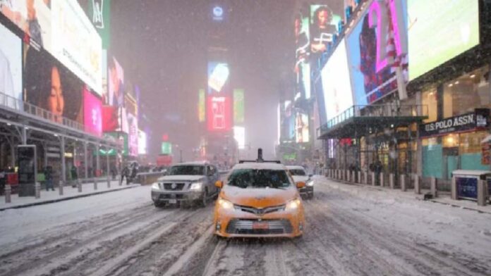 Nueva York prohíbe la circulación de vehículos no esenciales ante llegada de la tormenta