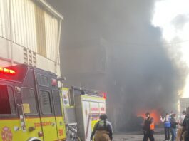 Incendio de gran magnitud afecta empresa de plásticos en San Cristóbal