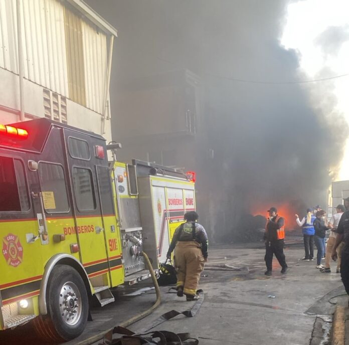 Incendio de gran magnitud afecta empresa de plásticos en San Cristóbal
