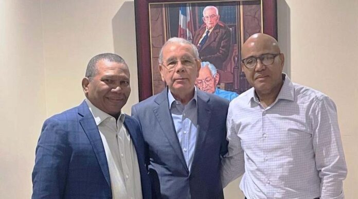 Danilo Medina se reúne con dirigentes del PLD en Nueva York