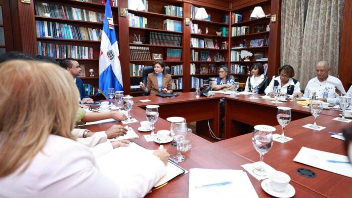 Gabinete de Salud se reúne con gremios de enfermería para abordar demandas del sector