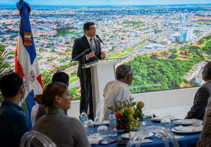 Dío Astacio presenta proyecto de remozamiento y urbanismo táctico para la avenida Sabana Larga