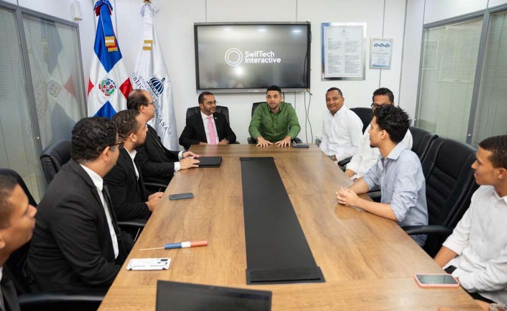 Ministro de la Juventud recibe a estudiantes del ITLA clasificados en competencia de la NASA.