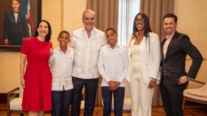 Luis Abinader recibe al destacado estudiante Hensel Aquino García, apodado “Pico de Oro”